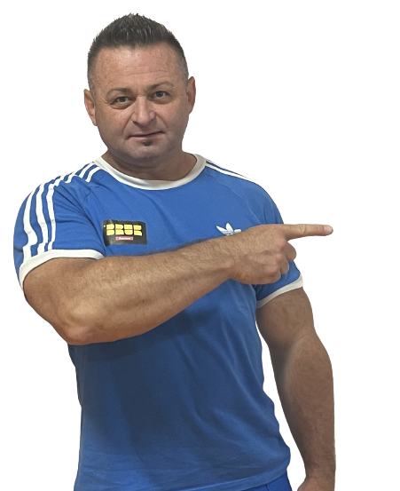 tomek-wskazuje-palcem-removebg-preview